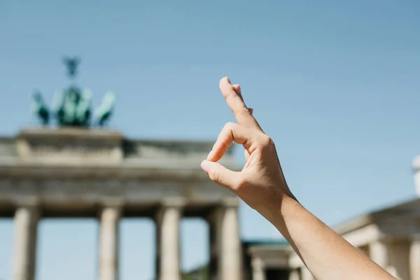 Eine Person zeigt mit den Fingern ein Zeichen, das bedeutet, dass alles gut ist — Stockfoto