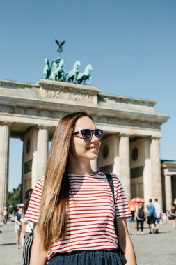 Genç güzel bir olumlu gülümseyen şık turist kız portresi.