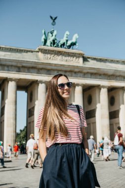 Genç güzel bir olumlu gülümseyen şık turist kız portresi.