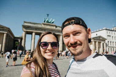 Berlin Brandenburg Kapısı arka planı yapma selfie genç çift.