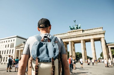 Bir turist ya da bir öğrenci de Almanya, Berlin Brandenburg Gate yakınındaki bir sırt çantası ile görünüyor manzaraları.