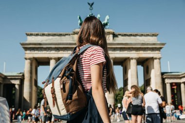 Bir turist ya da bir öğrenci de Almanya, Berlin Brandenburg Gate yakınındaki bir sırt çantası ile görünüyor manzaraları.