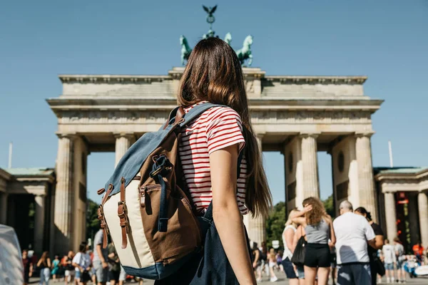 Jako turista nebo jako student s batohem u Braniborské brány v Berlíně v Německu, se dívá na památky. — Stock fotografie