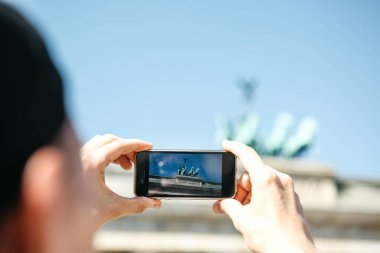 Turist fotoğrafları cep telefonunda Almanya Berlin Brandenburg Kapısı. Gezi.