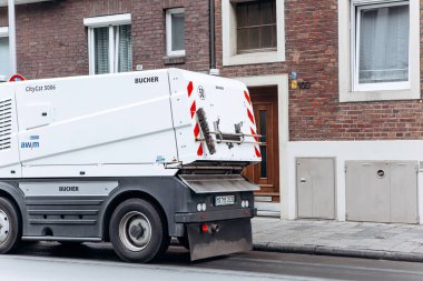 Bir özel kamyon veya araç temizlik sokak yol boyunca sürmek ve kir ve toz temizler.