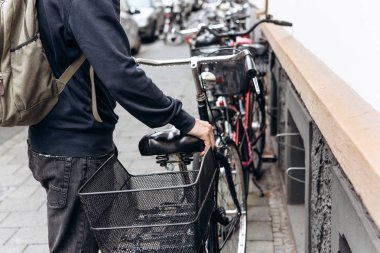 Turist veya öğrenci bir sırt çantası ile bir bisiklet gidiyor
