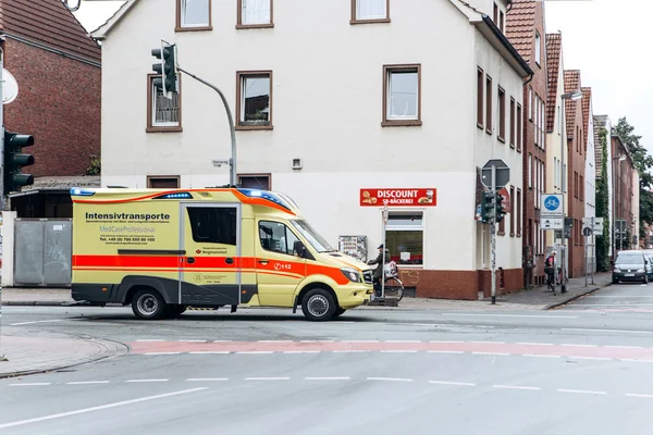 Un coche de ambulancia se mueve a lo largo de la calle de la ciudad al paciente . — Foto de Stock