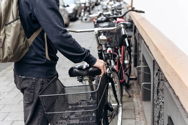 Tourist oder Student mit Rucksack fährt Fahrrad — Stockfoto