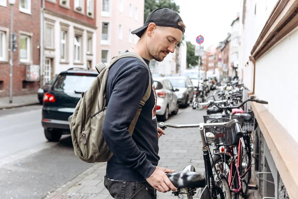 Turista o studente con uno zaino sta per andare in bicicletta — Foto Stock