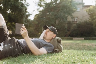 Genç bir adam bir tablet kullanma.