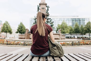 Almanya'da Leipzig bir şehir parkta bir bankta oturmuş bir turist.