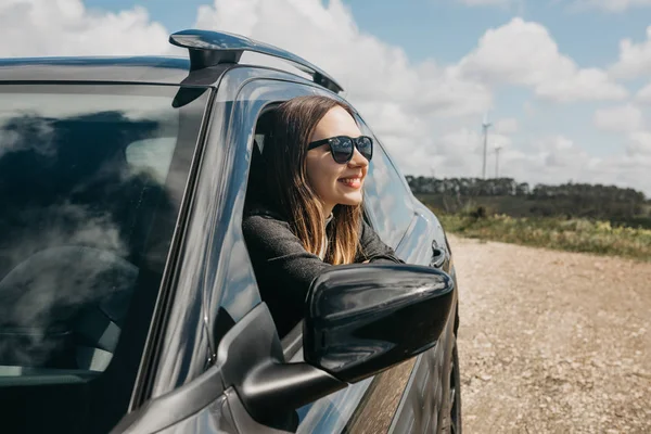 Conductor de mujer o niña joven dentro del coche . — Foto de Stock