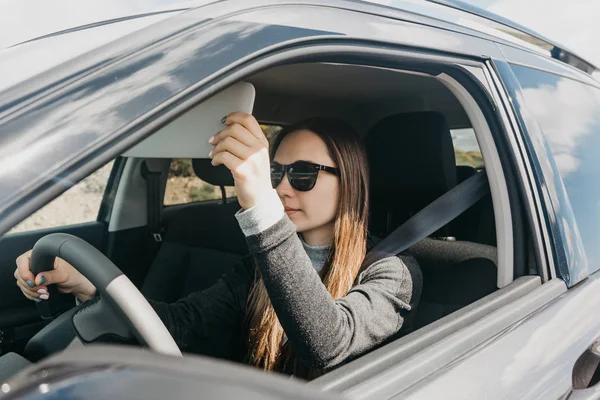 Joven chica hermosa conductor dentro del coche . — Foto de Stock