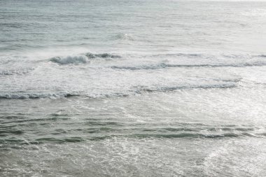 Dalgalar ile su yüzeyinin güzel manzara