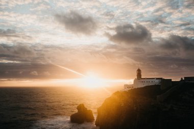 Deniz feneri ve kayalıklarla Portekiz Cape St. Vincent, gün batımında görünümü.