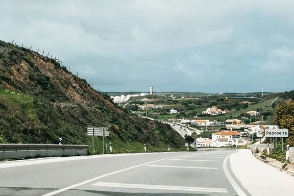 Hermosa vista de la carretera de asfalto, el paisaje y la pequeña ciudad . —  Fotos de Stock