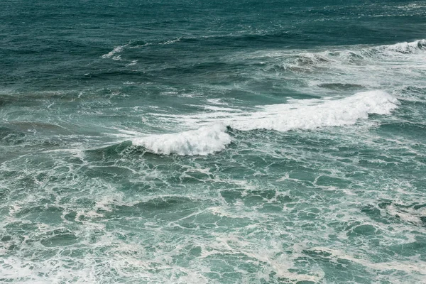 Belle vue sur la surface de l'eau avec les vagues — Photo