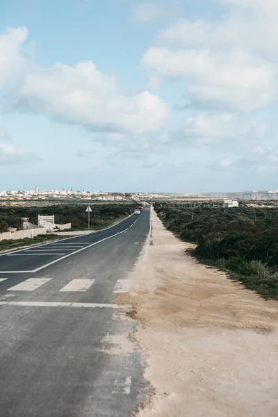 Asfalt yol ve yaya geçidi görünümü.