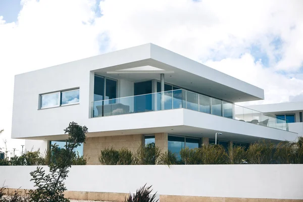 White residential building in the south of Portugal. — Stock Photo, Image