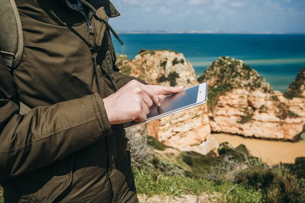 Un turista o viajero utiliza una tableta . — Foto de Stock