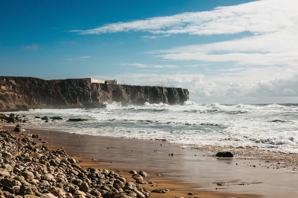 Piękny widok na Ocean Atlantycki i w oddali Twierdzy Sagres w Portugalii — Zdjęcie stockowe