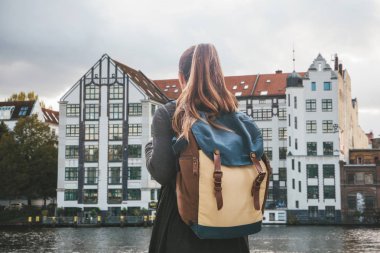 Berlin manzaraları turist kız bir sırt çantası ile bakar.