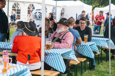 Prag, 23 Eylül 2017: Oktoberfest denilen geleneksel Alman Bira Festivali kutluyor. İnsanların birbirleri ile iletişim ve taze Alman bira içmek.