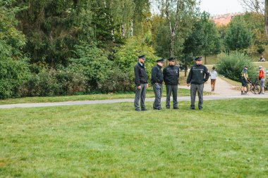 Prag, 23 Eylül 2017: Oktoberfest denilen geleneksel Alman Bira Festivali kutluyor. Polis genel bir olay olarak kamu düzeni korur. Can ve vatandaşların ve turistlerin sağlık koruma.