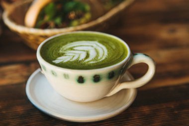 Yakın çekim. Yeşil çay Matcha çay veya yeşil kahve bir desen ile denilen