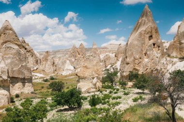 Hills Kapadokya'nın güzel manzarasına. Bir Türkiye manzaraları. Mavi bir gökyüzü bulutlu içinde belgili tanımlık geçmiş.
