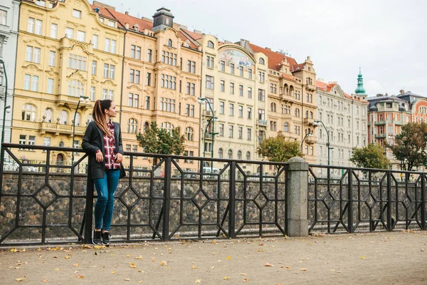 Krásná mladá dívka na ulici v Praze — Stock fotografie