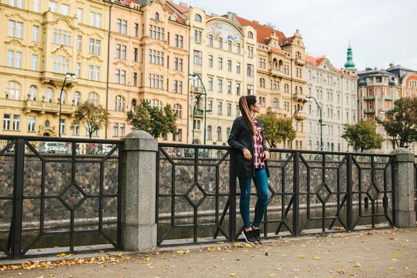 Krásná mladá dívka na ulici v Praze — Stock fotografie