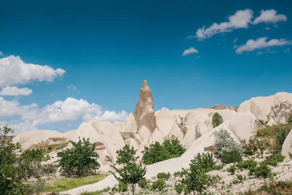 Hermosa vista de las colinas de Capadocia. Uno de los lugares de interés de Turquía. Turismo, viajes, hermosos paisajes, naturaleza . — Foto de Stock