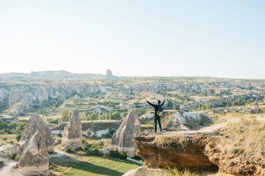 Bir sırt çantası ile bir turist Türkiye'de Kapadokya'nın güzel yerleri gitmektedir. Tur dağlarda yürüyüş bir hücre