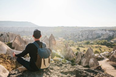 Bir sırt çantası ile bir turist Türkiye'de Kapadokya'nın güzel yerleri gitmektedir. Tur dağlarda yürüyüş bir hücre