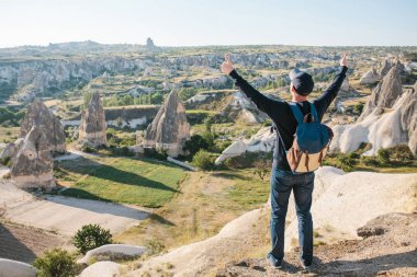 Bir sırt çantası ile bir turist Türkiye'de Kapadokya'nın güzel yerleri gitmektedir. Tur dağlarda yürüyüş bir hücre