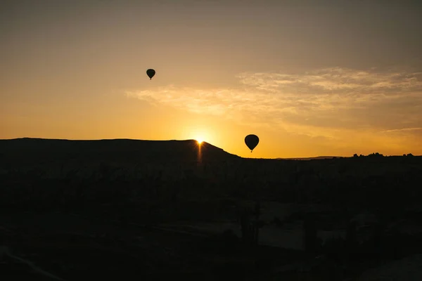 Lot balonem. Sławny turysta atrakcja Cappadocia jest lot air. Cappadocia jest znany na całym świecie jako jeden z najlepszych miejsc na loty z balonów. Kapadocja, Turcja. — Zdjęcie stockowe