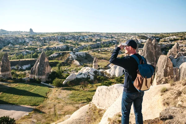 Turysta z plecakiem przemieszcza się do pięknych miejsc Kapadocji w Turcji. Samotny spacer w górach — Zdjęcie stockowe