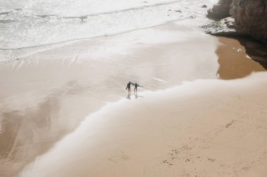 İnsanlar sörf. Aktif ve aşırı spor. Sörf.