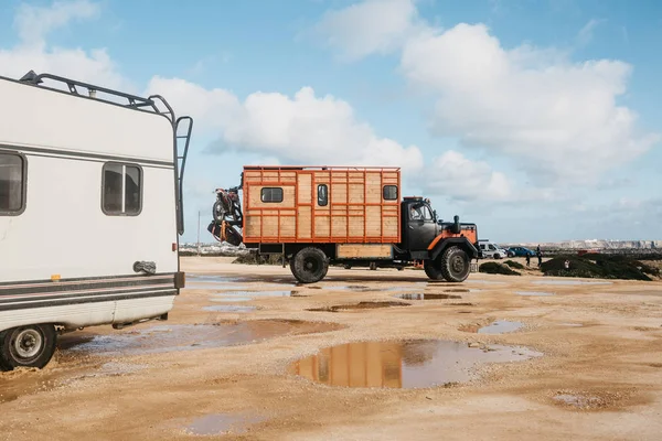 Bir karavan ile bir kamyonun içinde insanların seyahat. — Stok fotoğraf