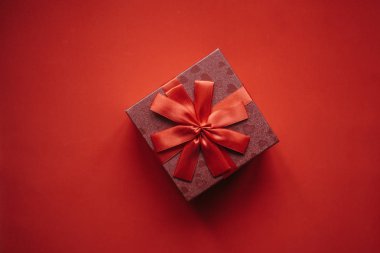 Bir hediye kırmızı bir arka plan üzerinde kırmızı kutu.