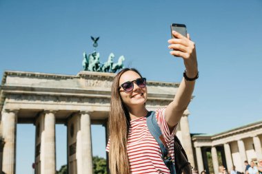 Genç güzel kız selfie yapar ya da manzaraları çekiyor.