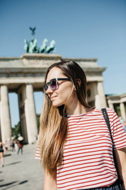 Genç güzel bir olumlu gülümseyen şık turist kız portresi.
