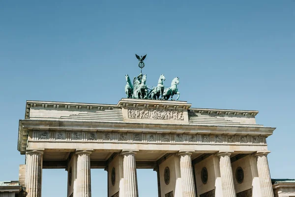 Primer plano de la Puerta de Brandeburgo contra el cielo azul . — Foto de Stock