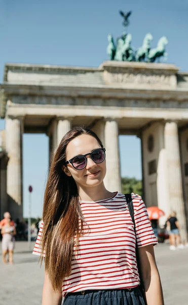 Genç güzel bir olumlu gülümseyen şık turist kız portresi.