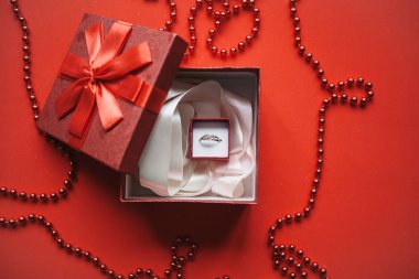 Kırmızı kutu ve bu olan bir halka ile başka bir küçük kutu içinde.