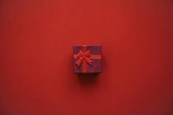 Caja roja con un regalo. — Foto de Stock