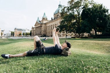 Genç bir adam bir tablet kullanma.