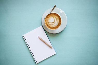 Geleneksel sabah lezzetli ve aromatik kapiçino ile bir fincan