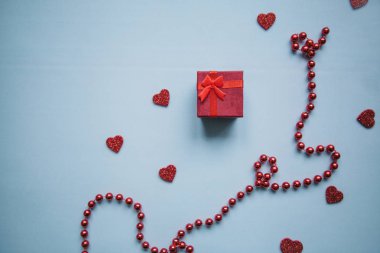 Bir hediye şenlikli bir arka plan üzerinde kırmızı kutu.